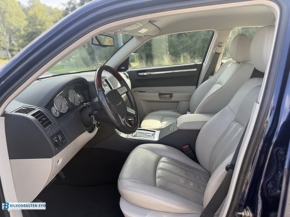 Chrysler 300C 6 of 17