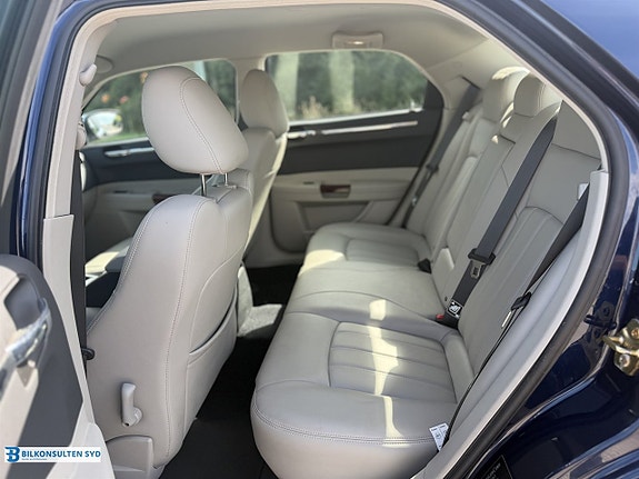 Chrysler 300C 8 of 17