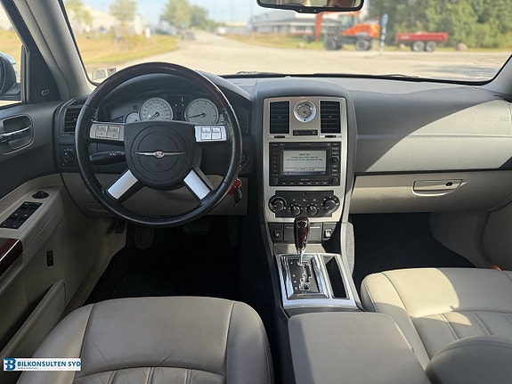 Chrysler 300C 11 of 17