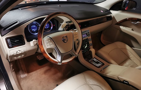 Volvo V70 12 of 28