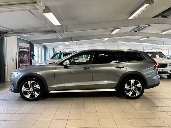 Volvo V60 Cross Country 3 of 12