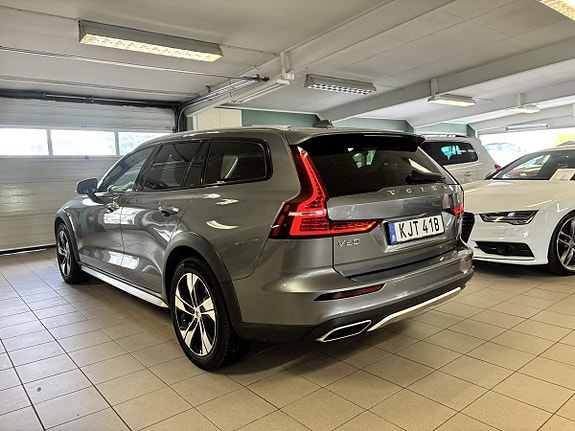 Volvo V60 Cross Country 4 of 12