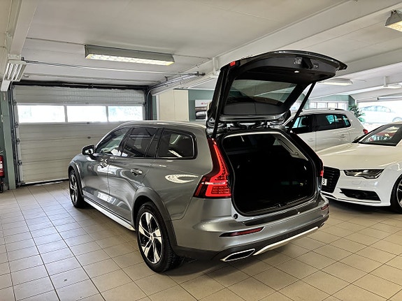 Volvo V60 Cross Country 7 of 12