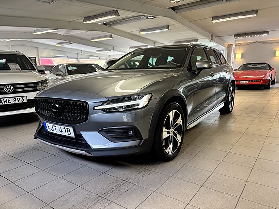 Volvo V60 Cross Country 2 of 12