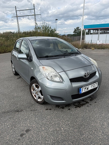 Toyota Yaris 2 of 4