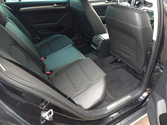 Volkswagen Passat Alltrack 10 of 13