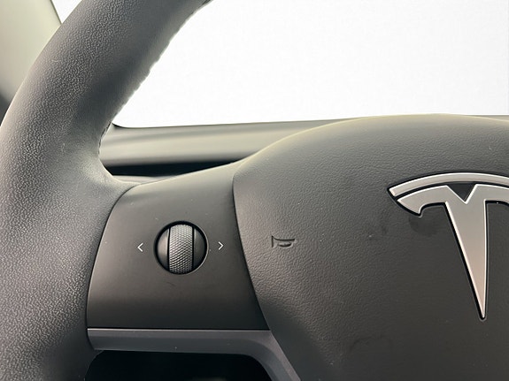 Tesla Model Y 19 of 30