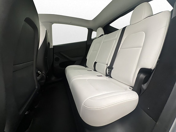 Tesla Model Y 17 of 30