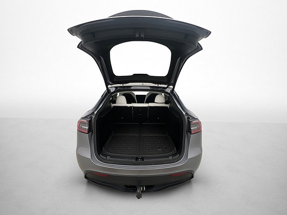 Tesla Model Y 10 of 30