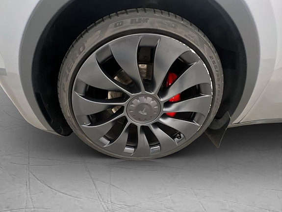 Tesla Model Y 29 of 30