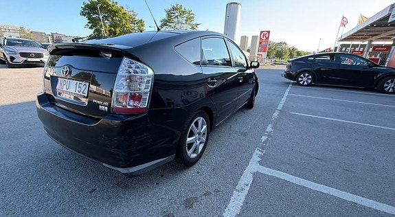 Toyota Prius 2 of 7