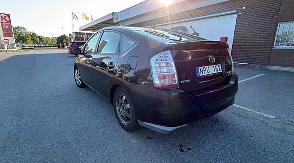 Toyota Prius 3 of 7