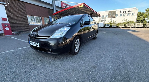 Toyota Prius 5 of 7