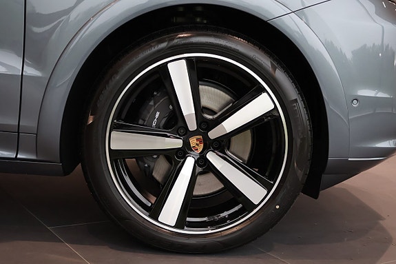 Porsche Cayenne 5 of 26