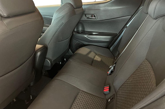 Toyota C-HR 13 of 21