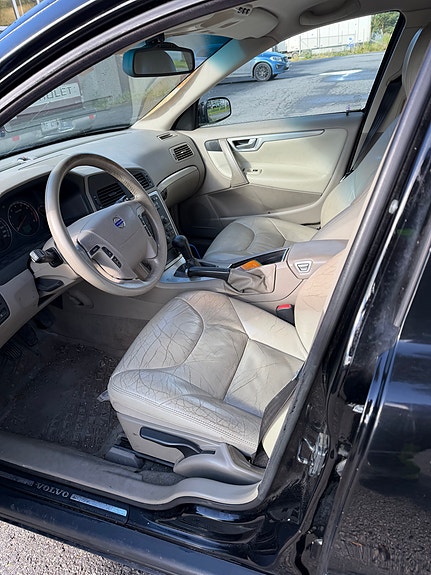 Volvo V70 2 of 4