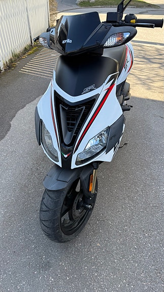 Aprilia SR 50 R 3 of 14