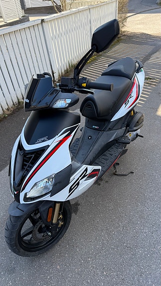 Aprilia SR 50 R 2 of 14