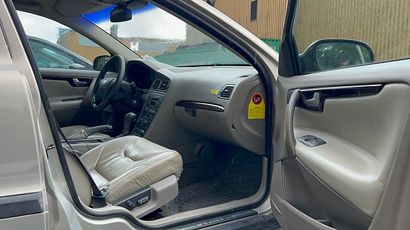 Volvo V70 6 of 8