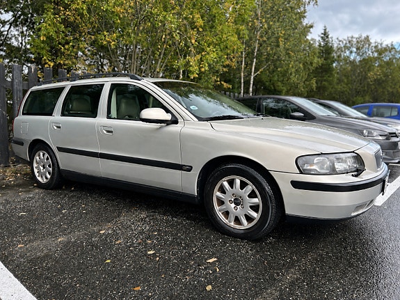 Volvo V70 2 of 8
