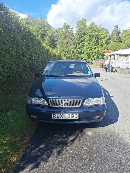 Volvo V70 2 of 5