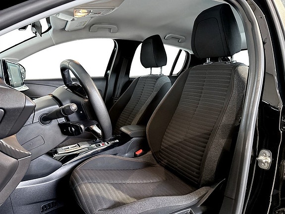 Peugeot e-208 4 of 17