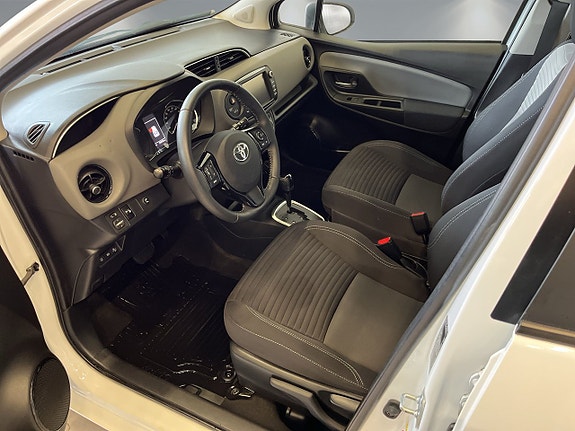 Toyota Yaris 8 of 26