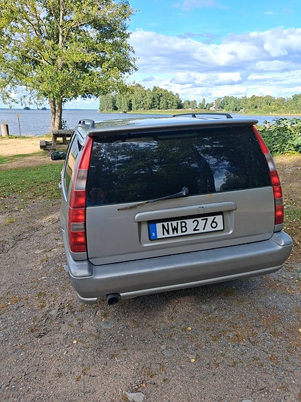 Volvo V70 2 of 4
