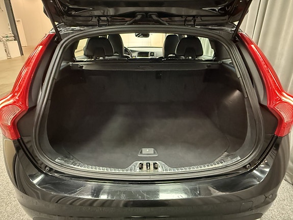 Volvo V60 Cross Country 7 of 16
