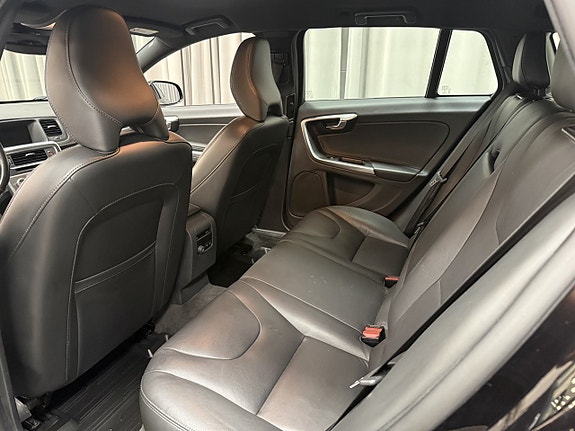 Volvo V60 Cross Country 9 of 16