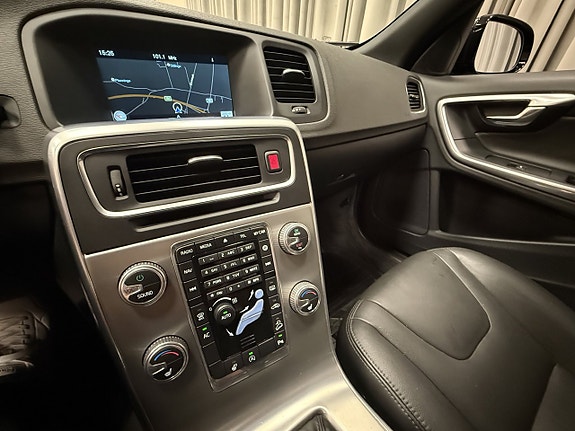 Volvo V60 Cross Country 12 of 16