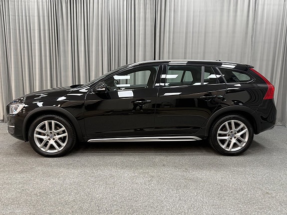 Volvo V60 Cross Country 2 of 16
