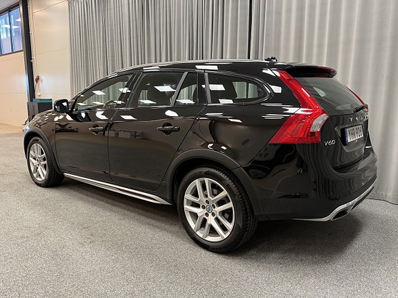 Volvo V60 Cross Country 3 of 16