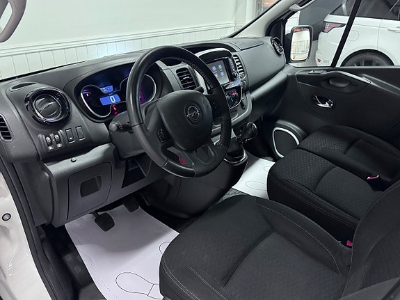 Opel Vivaro 11 of 24