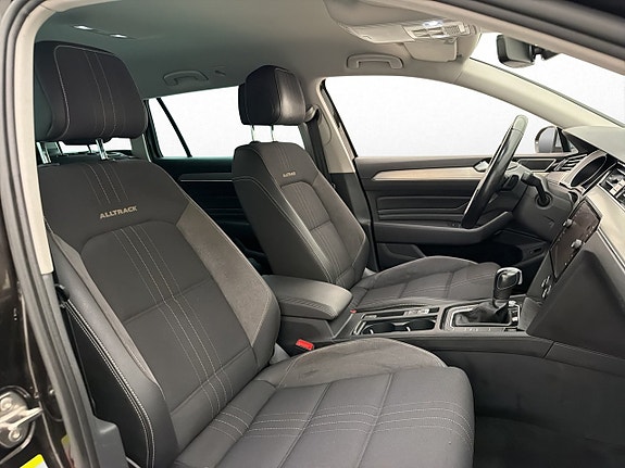 Volkswagen Passat Alltrack 12 of 30