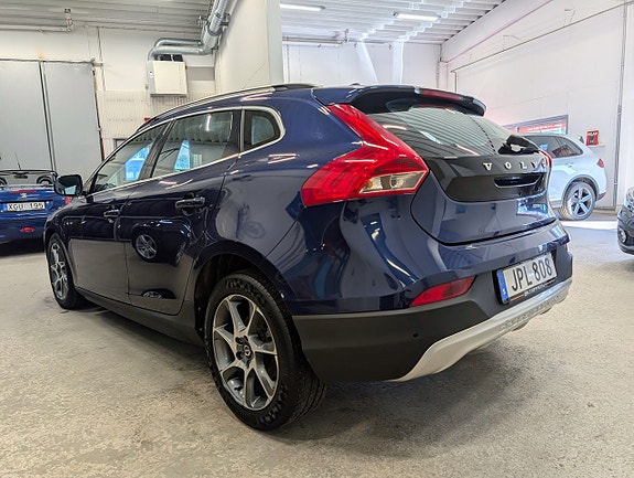 Volvo V40 Cross Country 2 of 12