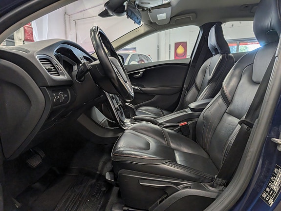 Volvo V40 Cross Country 3 of 12