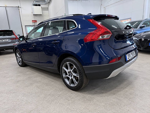 Volvo V40 Cross Country 2 of 12