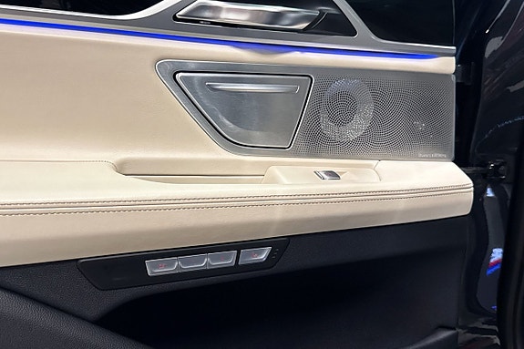 BMW 740d 24 of 29