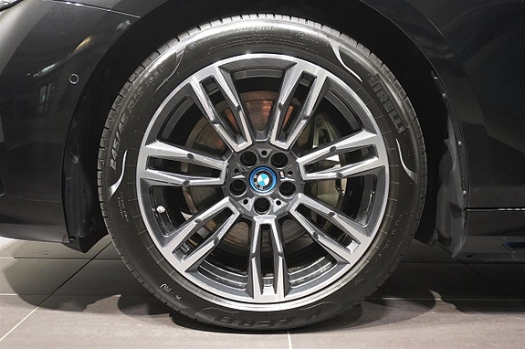 BMW i5 7 of 19
