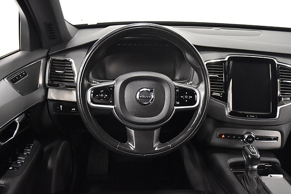 Volvo XC90 2 of 26