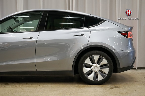 Tesla Model Y 8 of 22