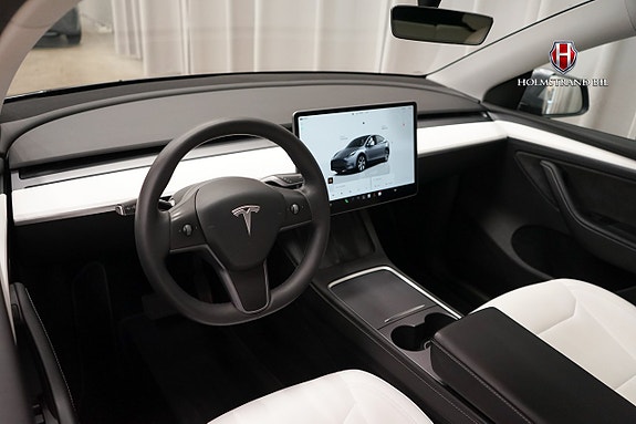 Tesla Model Y 9 of 22