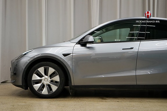Tesla Model Y 7 of 22