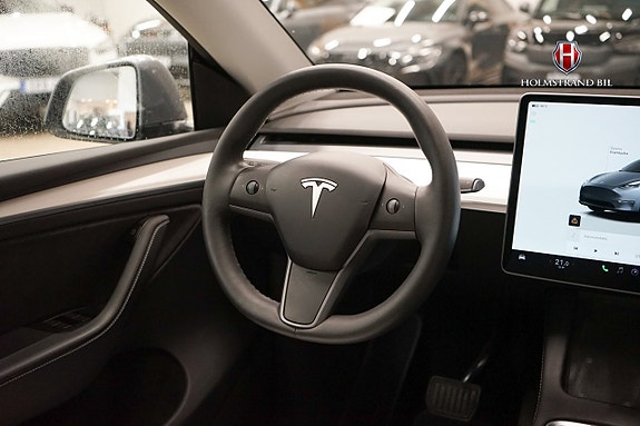 Tesla Model Y 14 of 22