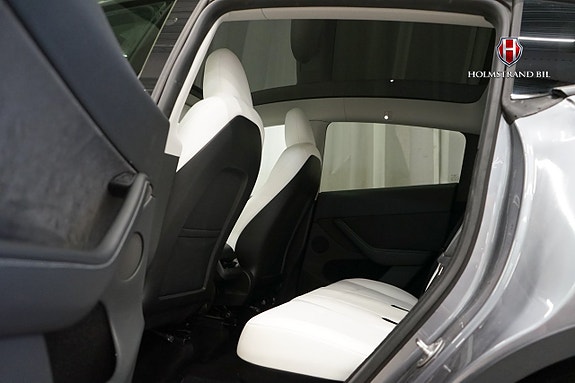 Tesla Model Y 12 of 22