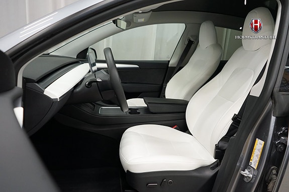Tesla Model Y 10 of 22