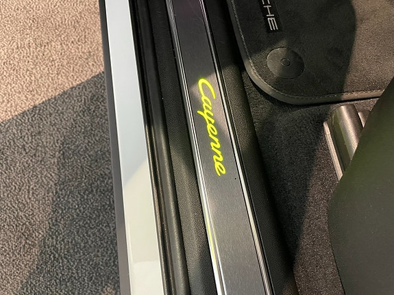 Porsche Cayenne 12 of 21
