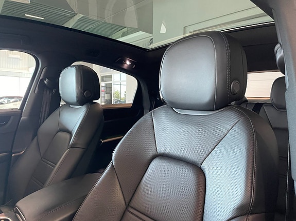 Porsche Cayenne 10 of 21