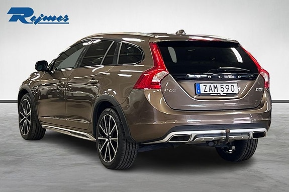 Volvo V60 Cross Country 2 of 16